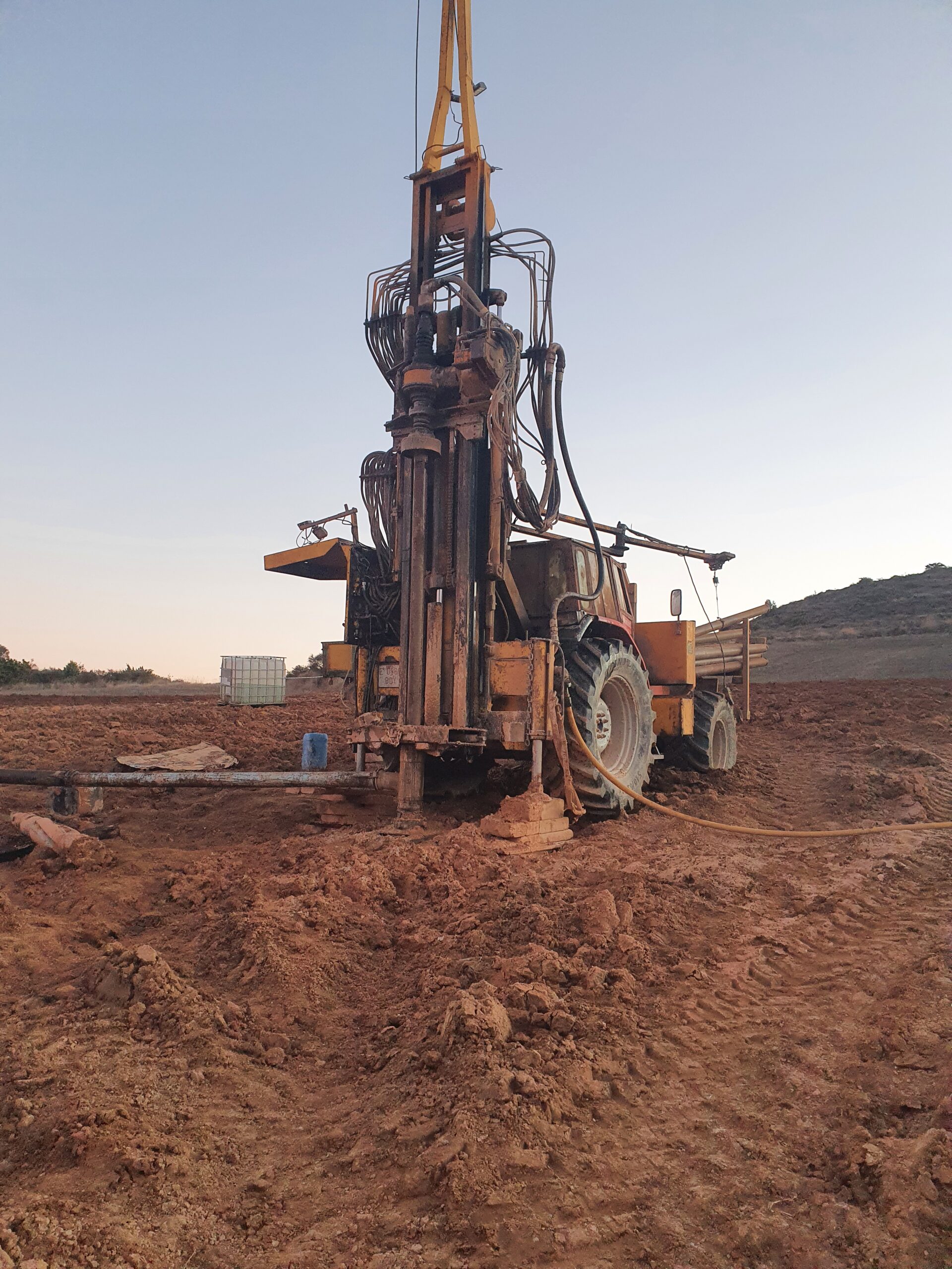 tractor con maquina de perforación
